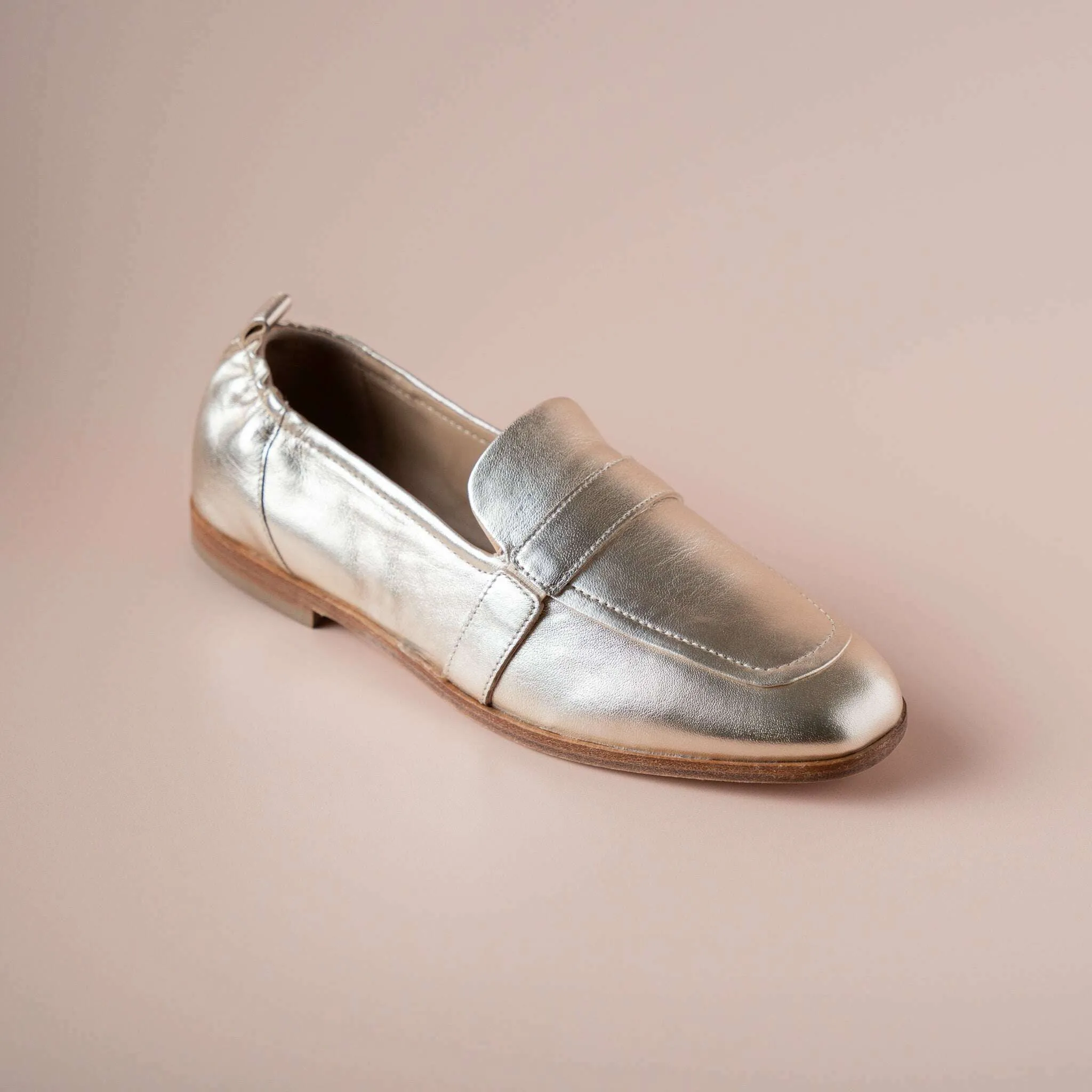 Andre Assous - Cedar - White Gold & Black Crackle