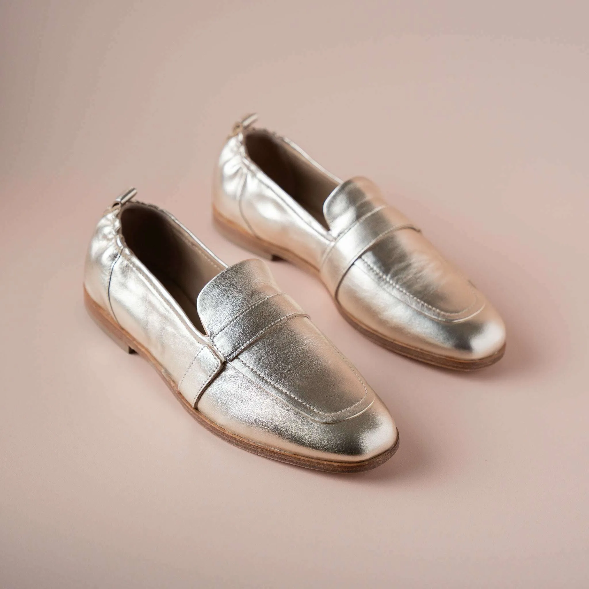 Andre Assous - Cedar - White Gold & Black Crackle
